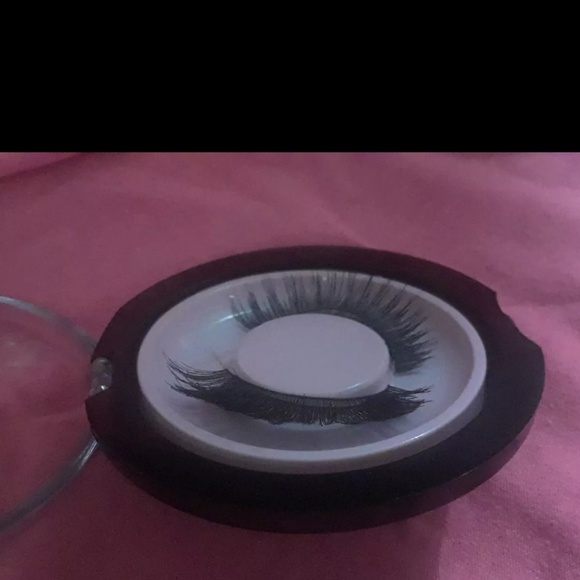 Magnetic Lashes - Picture 2 of 2